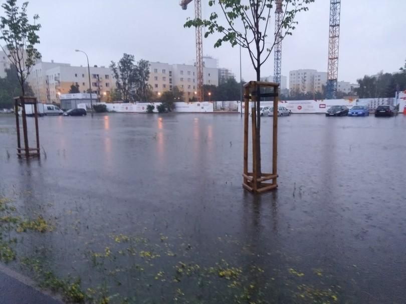 Варшава утопает из-за мощных ливней
Варшава утопает из-за мощных ливней