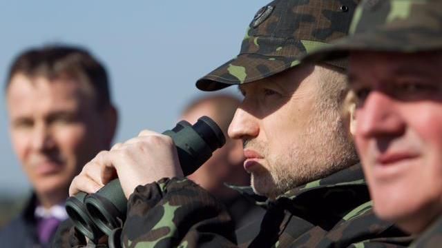 Турчинов выехал на передовую из-за обострения на фронте Турчинов выехал на передовую из-за обострения на фронте