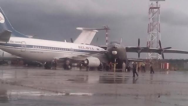 Два літаки зіткнулися у білоруському аеропорті: з’явилося фото 