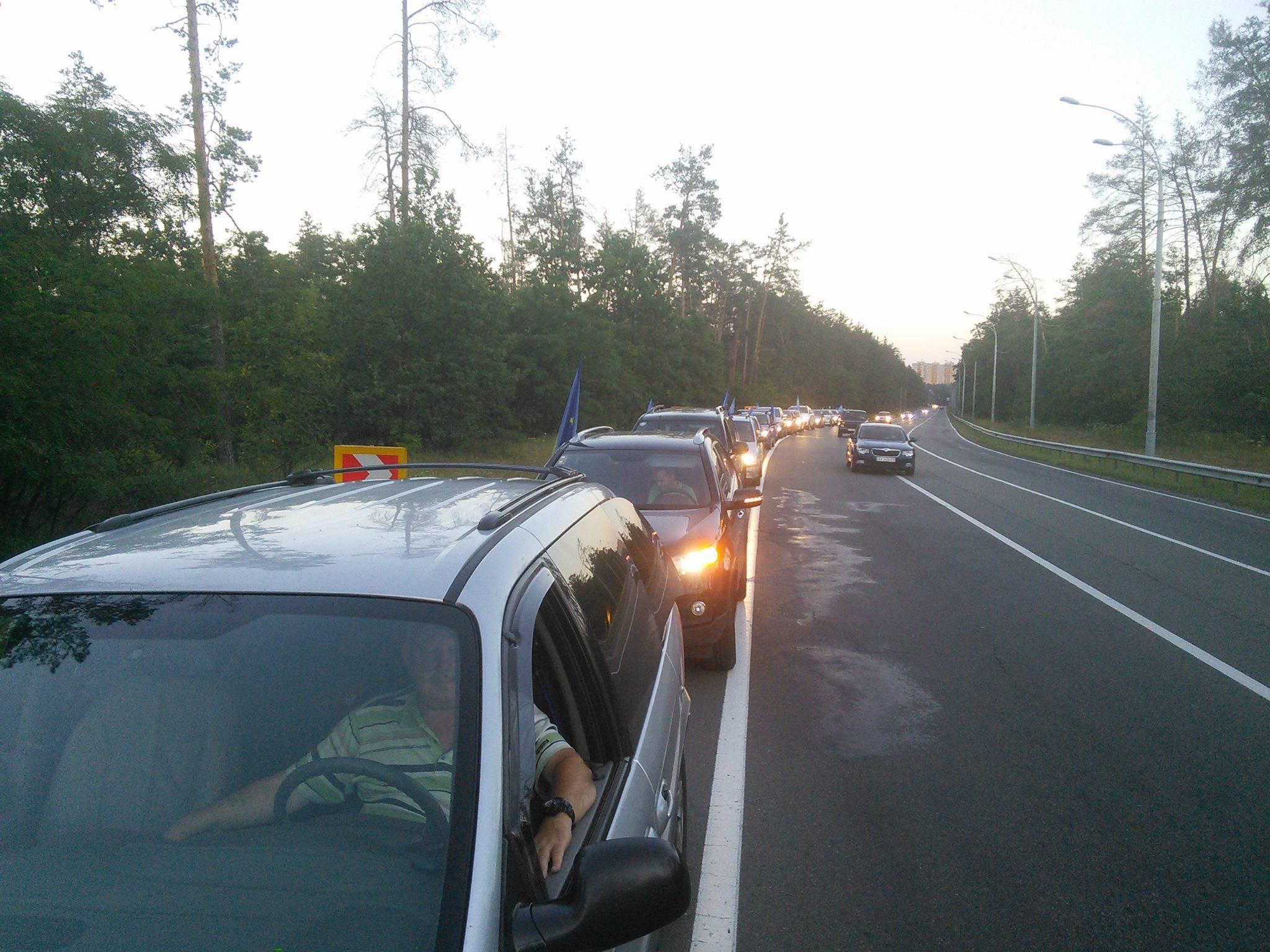 Автомайданівці привітали Сєнцова автопробігом Автомайданівці привітали Сєнцова автопробігом