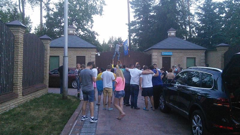 Автомайдан приехал к дому кума Путина: появились фото