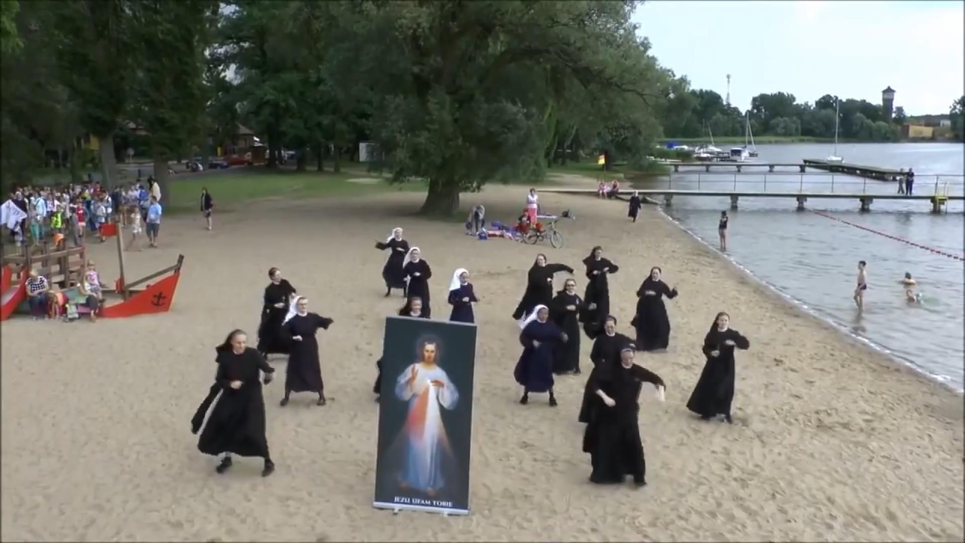 Польські монахині прославились веселими танцями