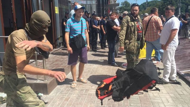 У Києві демонтують Будинок профспілок: хлопці у масках  влаштували побоїще