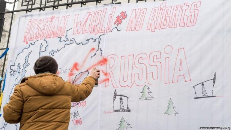 Флешмобом по "русскому миру". Как украинцы троллят государство-агрессора Флешмобом по "русскому миру". Как украинцы троллят государство-агрессора