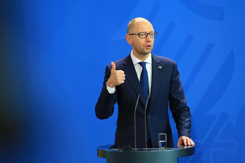 Яценюка зловили, як він після відставки користується урядовими привілеями Яценюка зловили, як він після відставки користується урядовими привілеями