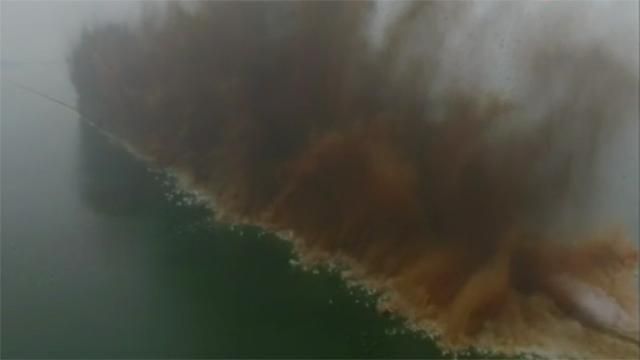 Многокилометровую дамбу взорвали в Китае: появилось зрелищное видео Многокилометровую дамбу взорвали в Китае: появилось зрелищное видео