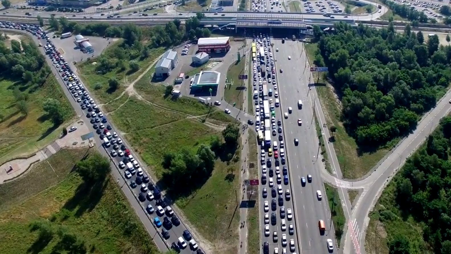 Гігантський затор у Києві зняли з висоти пташиного польоту