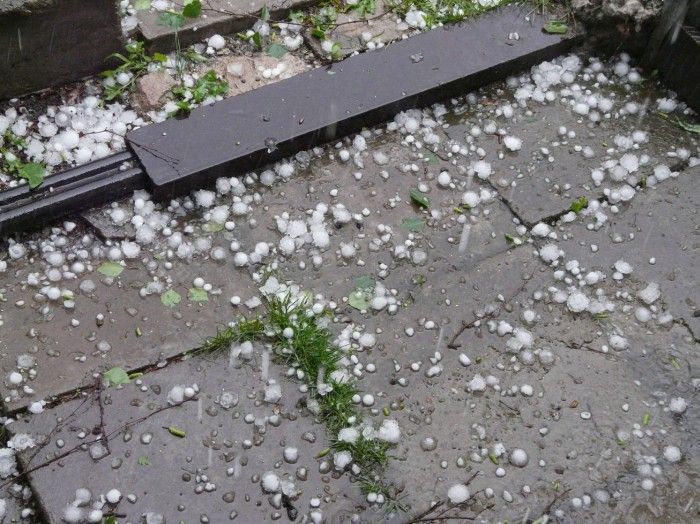 Величезний град побив машини поблизу Львова Величезний град побив машини поблизу Львова