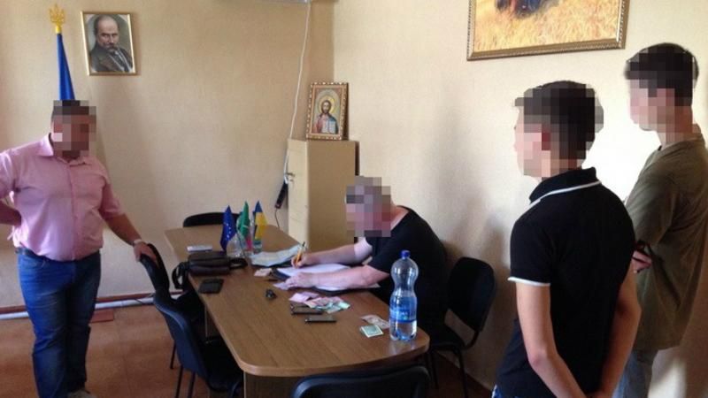 Мера скандально відомої Мени зловили на хабарі: з'явились фото Мера скандально відомої Мени зловили на хабарі: з'явились фото