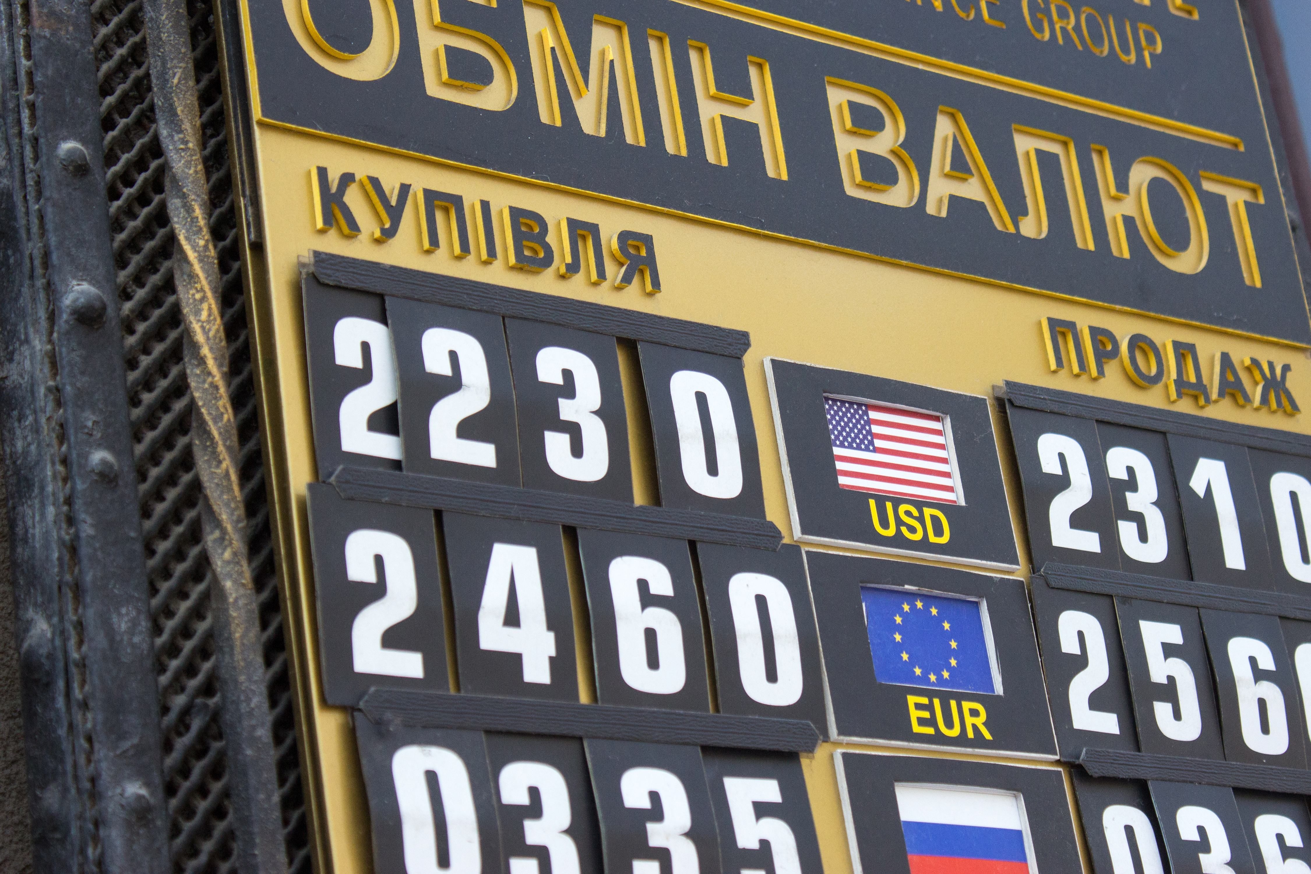 Долар в Україні продовжить зростати, — економісти
