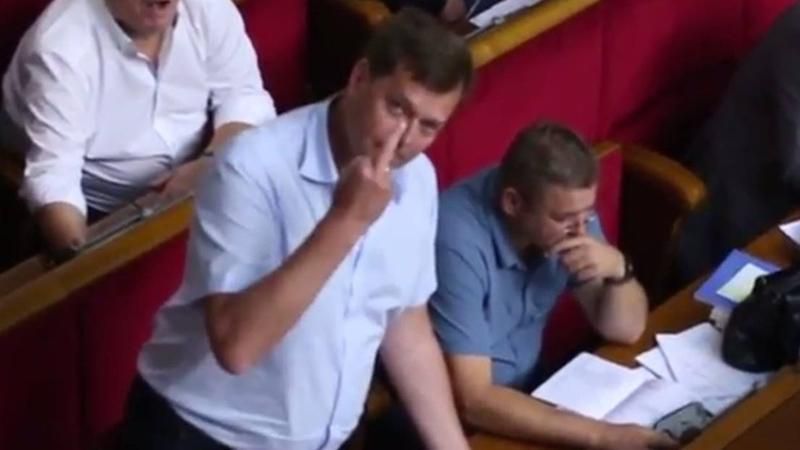 Нардеп від "Опоблоку" показав вульгарний жест у Раді: з'явилося відео Нардеп від "Опоблоку" показав вульгарний жест у Раді: з'явилося відео