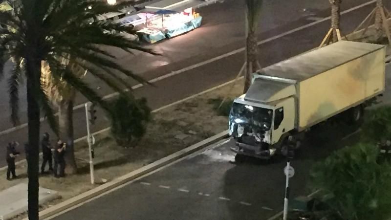 Трагедия в Ницце: грузовик врезался в толпу, десятки погибших (18+)