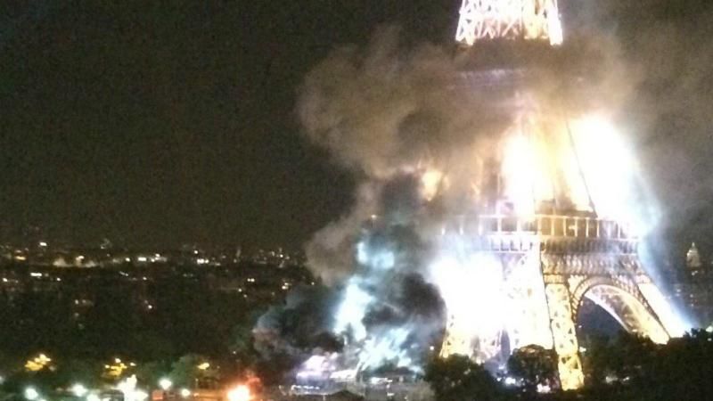 Ейфелева вежа в диму: в мережі публікують моторошні фото та відео