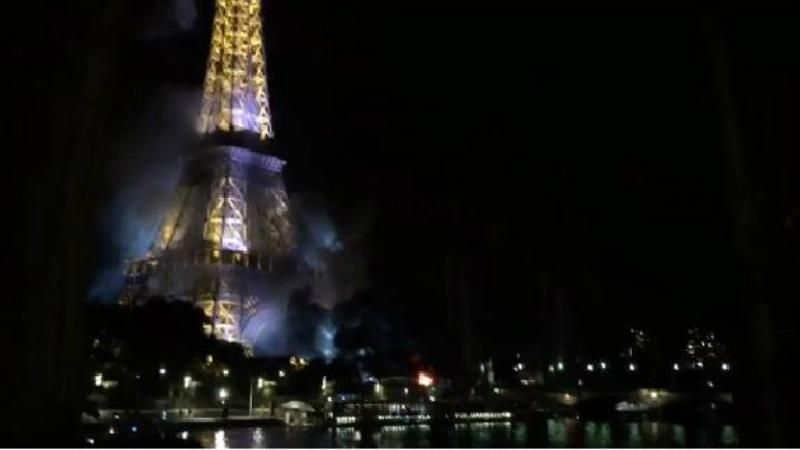 Поліція Парижа заспокоює: пожежу біля Ейфелевої вежі загасили