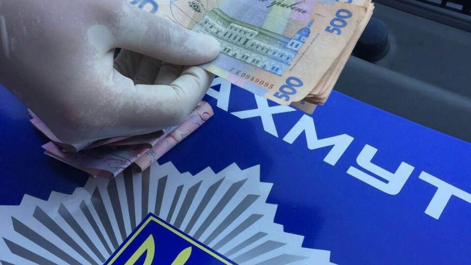 В Бахмуте полицейский требовал взятку от автоперевозчика В Бахмуте полицейский требовал взятку от автоперевозчика