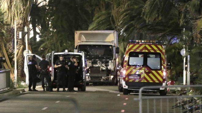 Полиция Франции знала личность водителя грузовика, который совершил теракт в Ницце