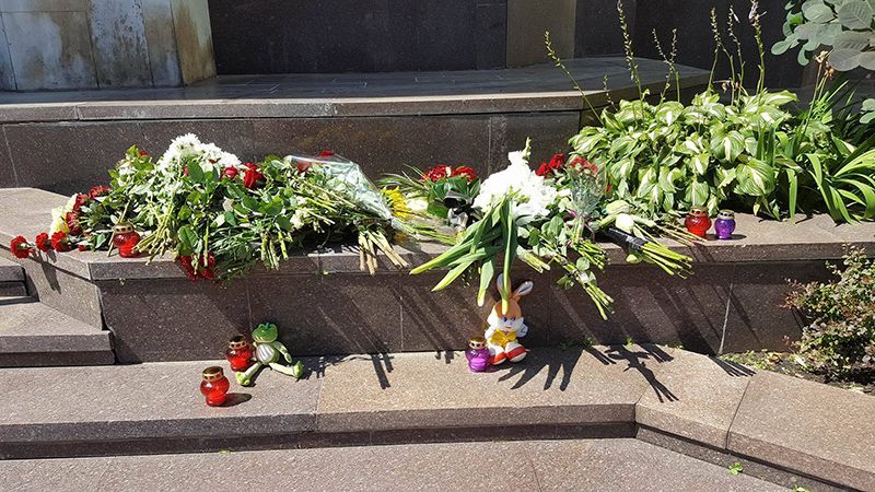 Теракт в Ницце: украинцы несут цветы к посольству Франции