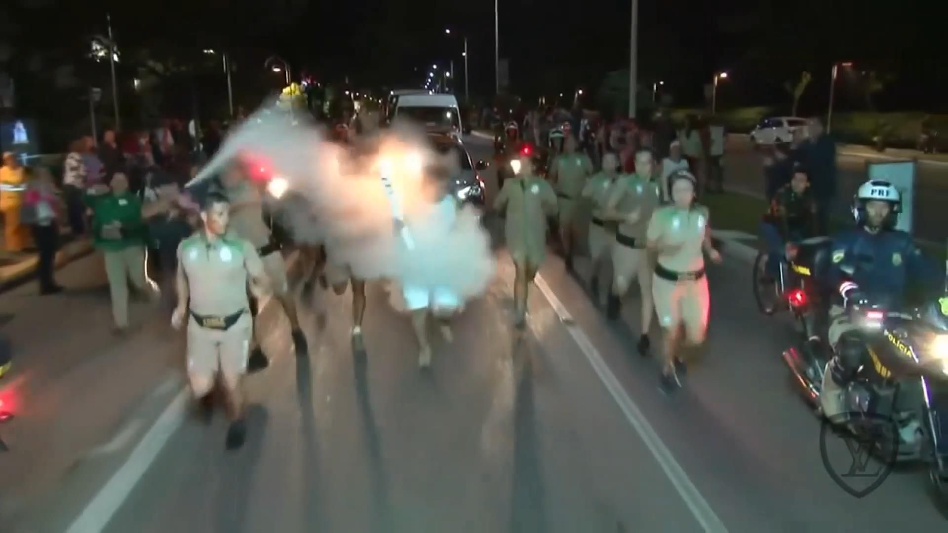 В Бразилии хулиган попытался погасить олимпийский огонь