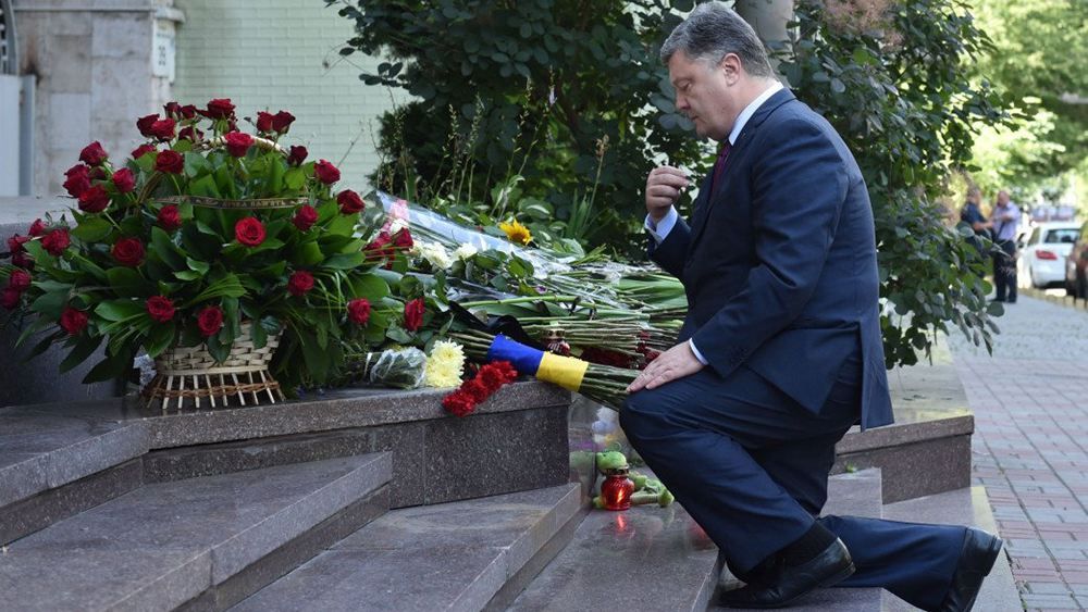Украина будет бороться с терроризмом вместе с международным сообществом, – Порошенко о теракте 
