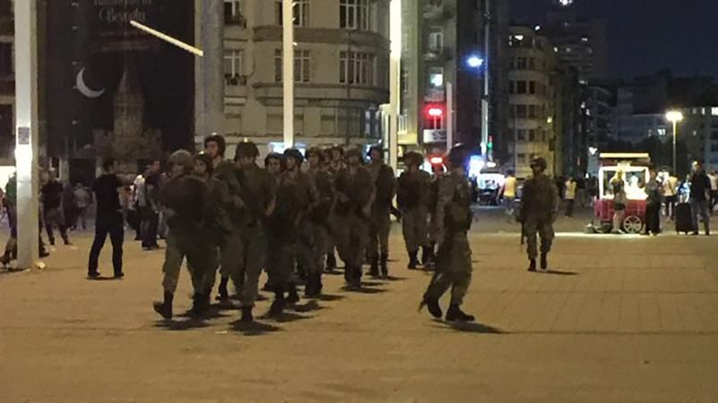 Мятежники ввели "военное положение" в Турции Мятежники ввели "военное положение" в Турции