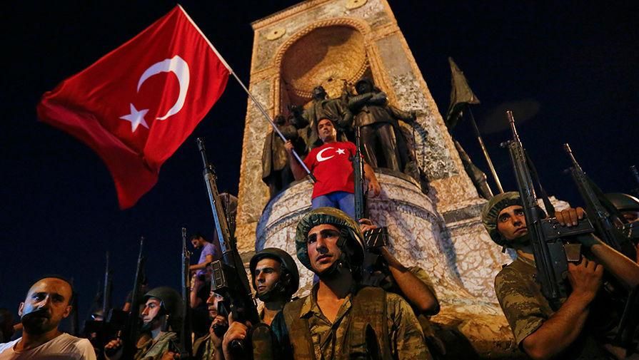 Переворот у Туреччині: перші фото – військові, танки і народ на вулицях