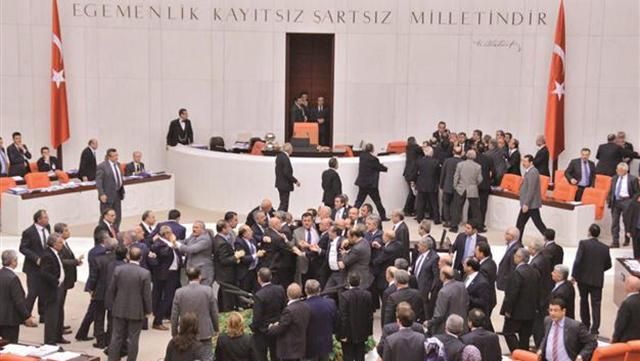 Вибух у турецькому парламенті: щонайменше 12 поранених