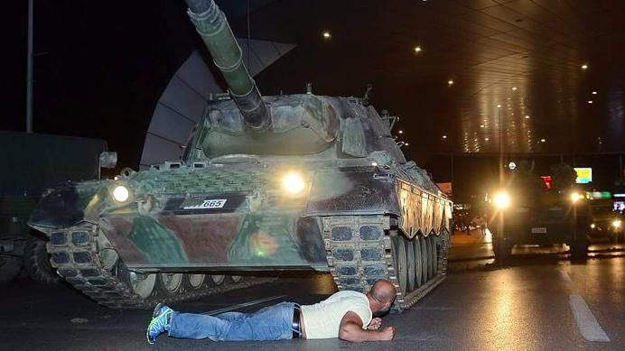 Храброе сердце: турки отреагировали на фотографию мужчины, который лег под танк Храброе сердце: турки отреагировали на фотографию мужчины, который лег под танк