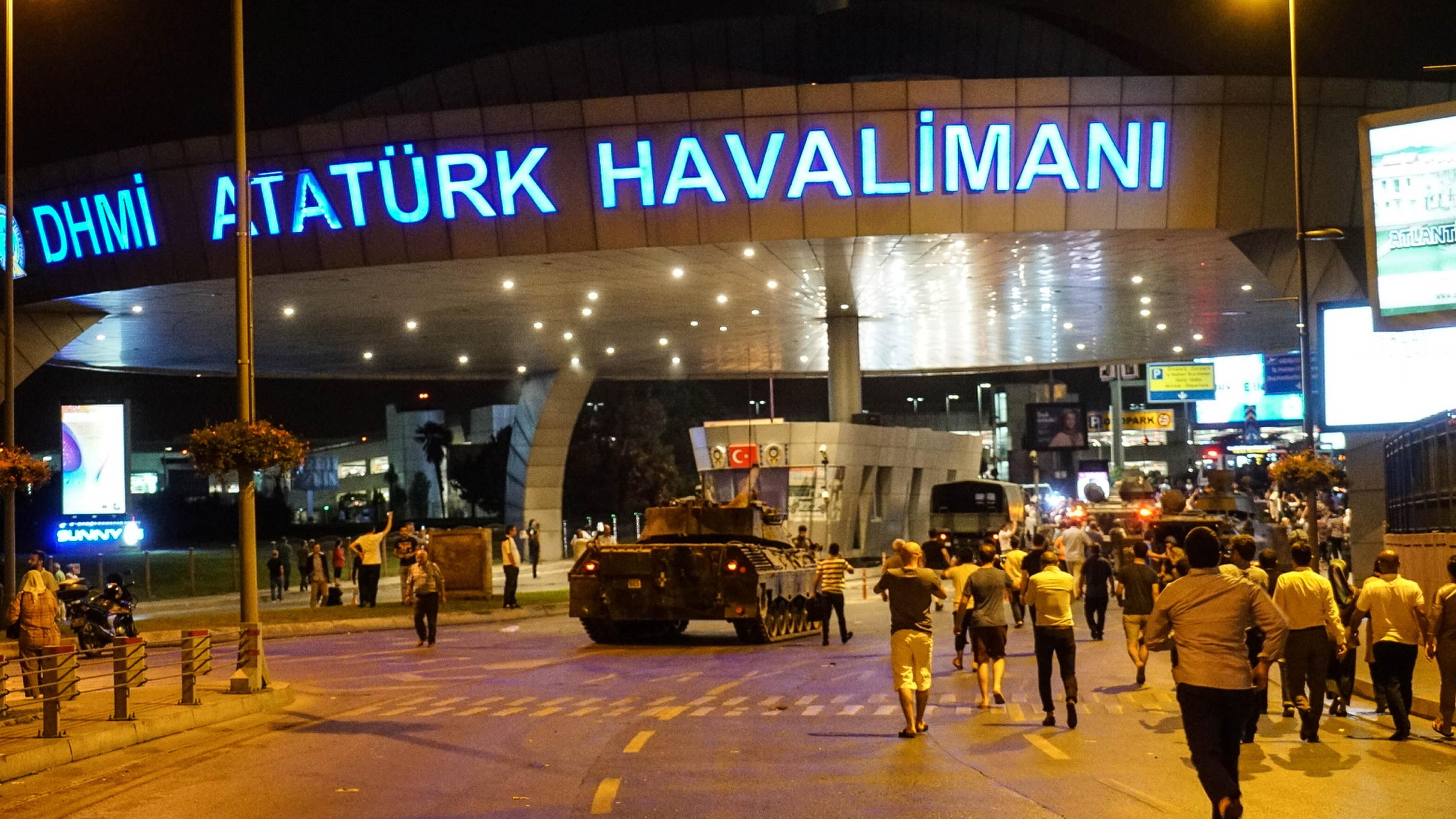 Переворот у Туреччині: Військові взяли аеропорт у Стамбулі під свій контроль