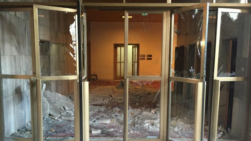 Разбитые окна и разбитые стены: как выглядит парламент Турции после бомбардировок