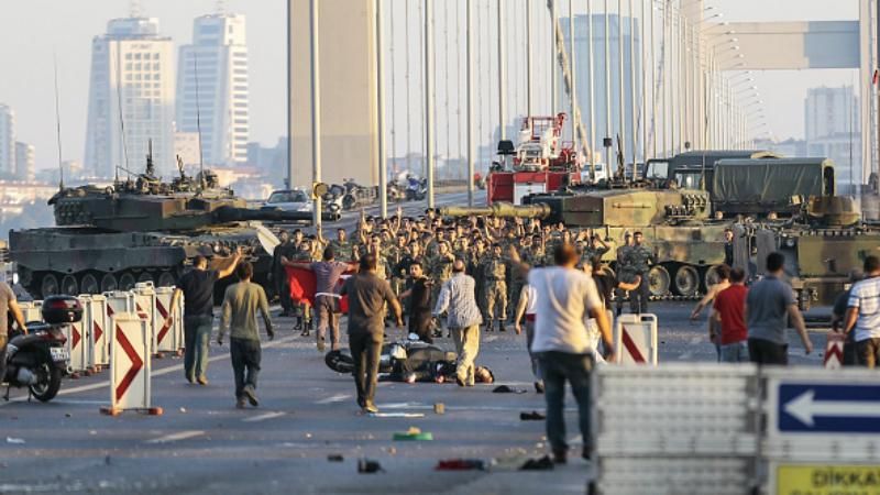 Солдаты-мятежники сдавались с поднятыми руками: появились эмоциональные кадры Солдаты-мятежники сдавались с поднятыми руками: появились эмоциональные кадры