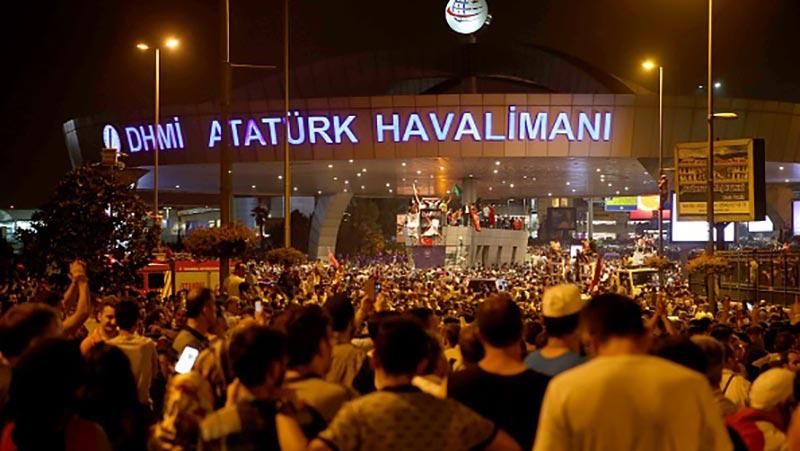 В аэропорту Стамбула собралось 80 украинцев