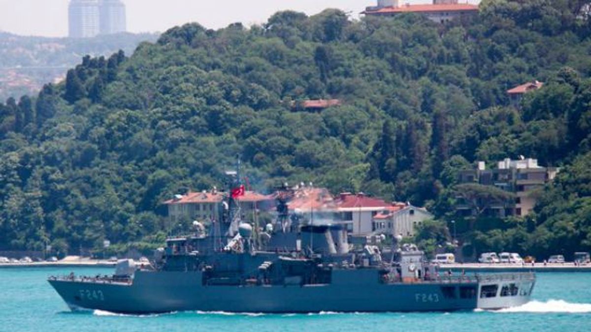 Переворот в Туреччині: бунтівники захопили корабель і взяли в заручники командувача ВМС