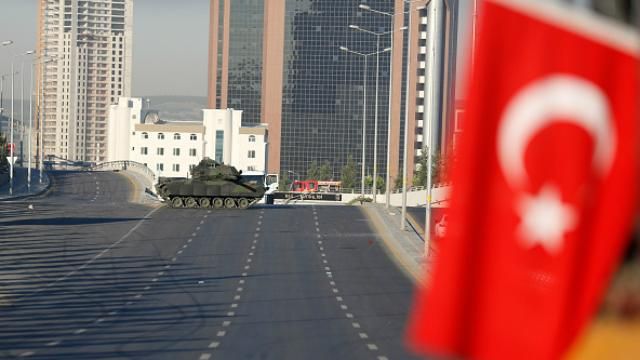Щонайменше 150 заколотників забарикадувались в будівлі Генштабу Туреччини Щонайменше 150 заколотників забарикадувались в будівлі Генштабу Туреччини