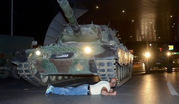 Душу й тіло ми положим! Люди проти танків – історичні фото Душу й тіло ми положим! Люди проти танків – історичні фото