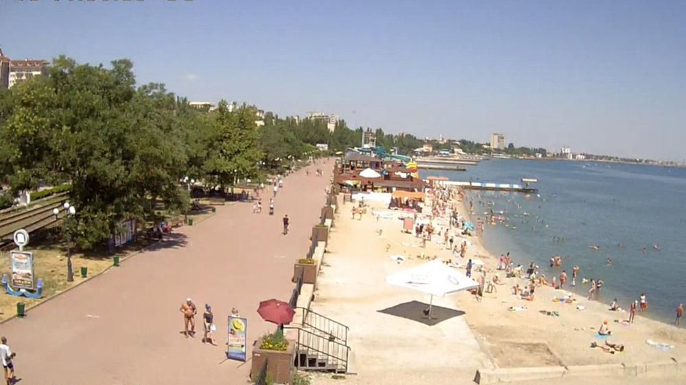 Пусто навіть у вихідний: у мережі показали безлюдні пляжі в Криму