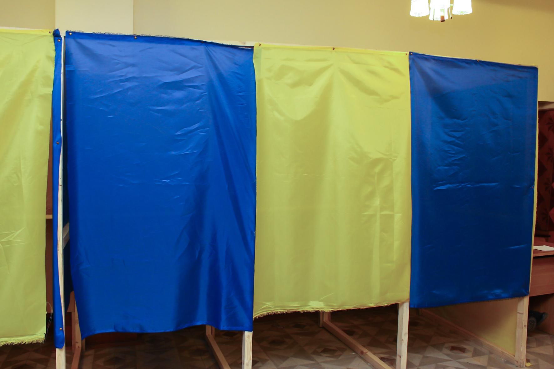 В Украине начались выборы в семи округах