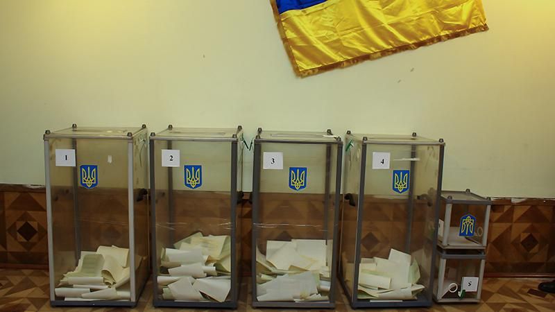 На 11 виборчих дільницях шукають вибухівку На 11 виборчих дільницях шукають вибухівку