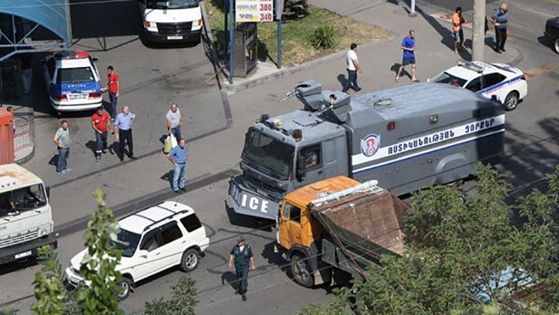 Убитый, заложники и перекрытая трасса – что происходит в Армении