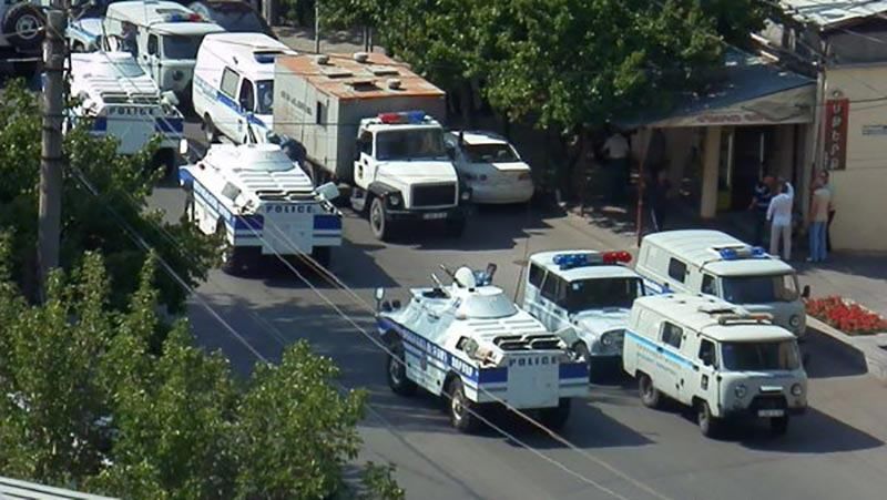 Ереван: мятежники убили полицейского, есть раненые Ереван: мятежники убили полицейского, есть раненые