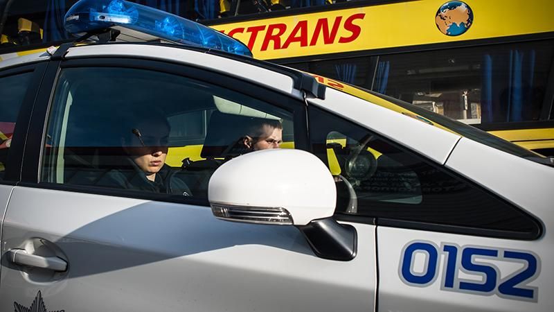 Авто збило дівчину-патрульну у Києві 