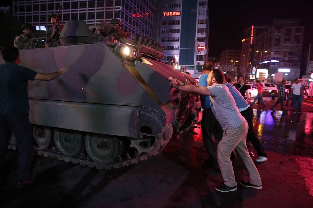 Переворот в Турции: почему народ спас президента, и что будет дальше