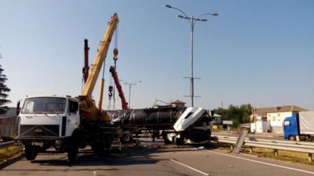 Серйозна аварія на трасі Київ-Одеса: з’явилися фото розгромленого авто 