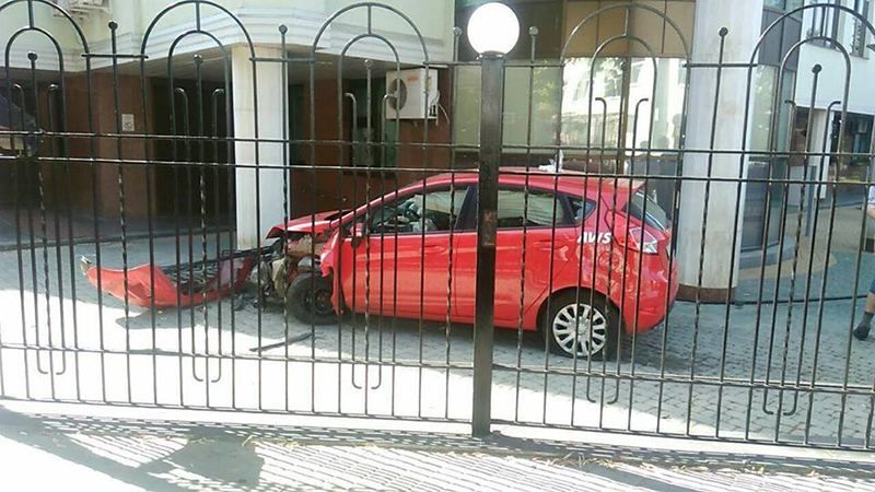 Американець протаранив огорожу фіскальної служби у Харкові: з'явилися фото Американець протаранив огорожу фіскальної служби у Харкові: з'явилися фото