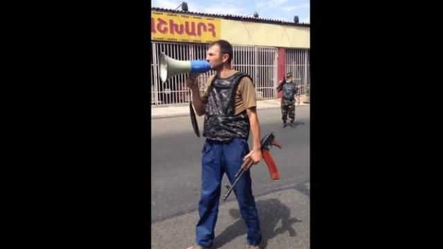 Появилось видео, как вооруженные люди захватили участок полиции в Ереване