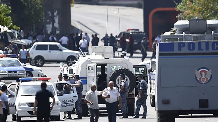 В Армении захват полиции назвали терактом В Армении захват полиции назвали терактом