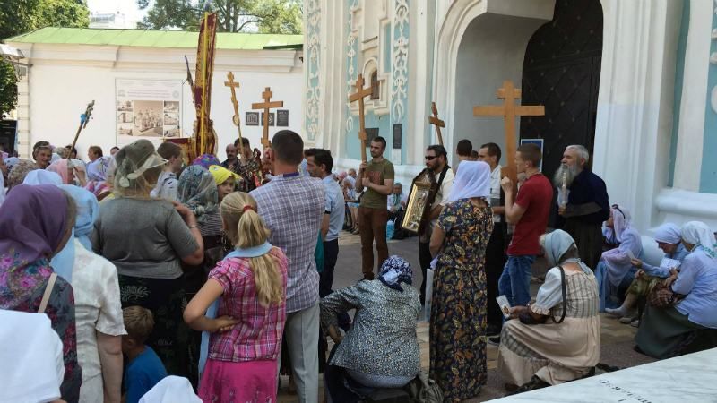 Під носом у СБУ віряни УПЦ МП вигукують "Хай воскресне друга Росія!" Під носом у СБУ віряни УПЦ МП вигукують "Хай воскресне друга Росія!"