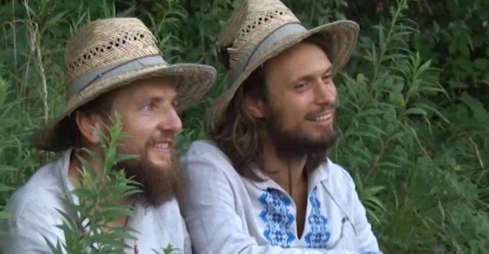 Два юнаки босоніж мандрують Україною Два юнаки босоніж мандрують Україною