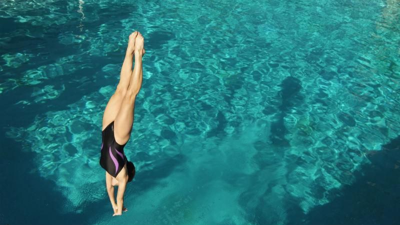 Как не стоит прыгать в бассейн: подборка курьезных видео