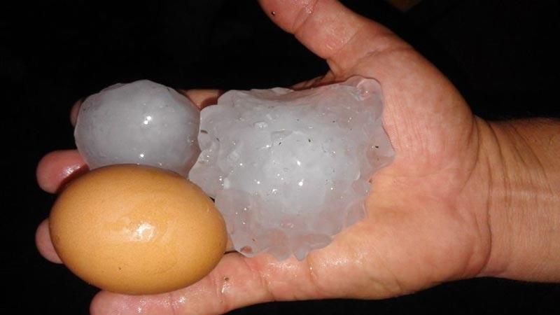 Гігантський град випав на Хмельниччині: вражаючі фото і відео Гігантський град випав на Хмельниччині: вражаючі фото і відео