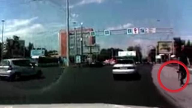 В сети появилось видео, как мужчина спокойно гуляет по Алматы с автоматом